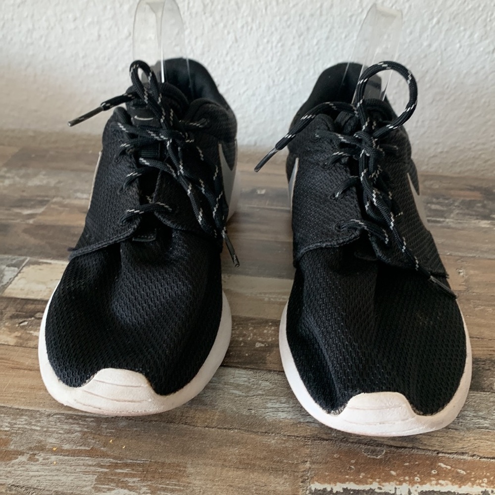 Nike Roshe One Women’s Lace Up Sneakers Black White Size 8.5 Minimalist Comfort - Picture 5 of 12
